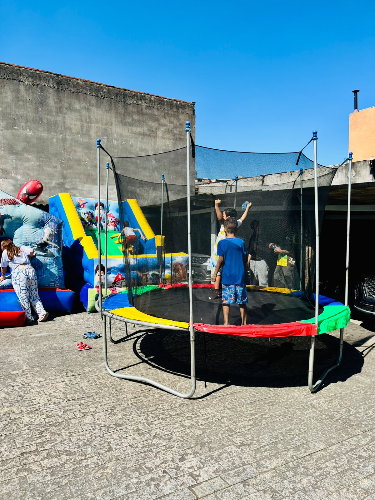Cama elástica e brinquedos infláveis na área externa