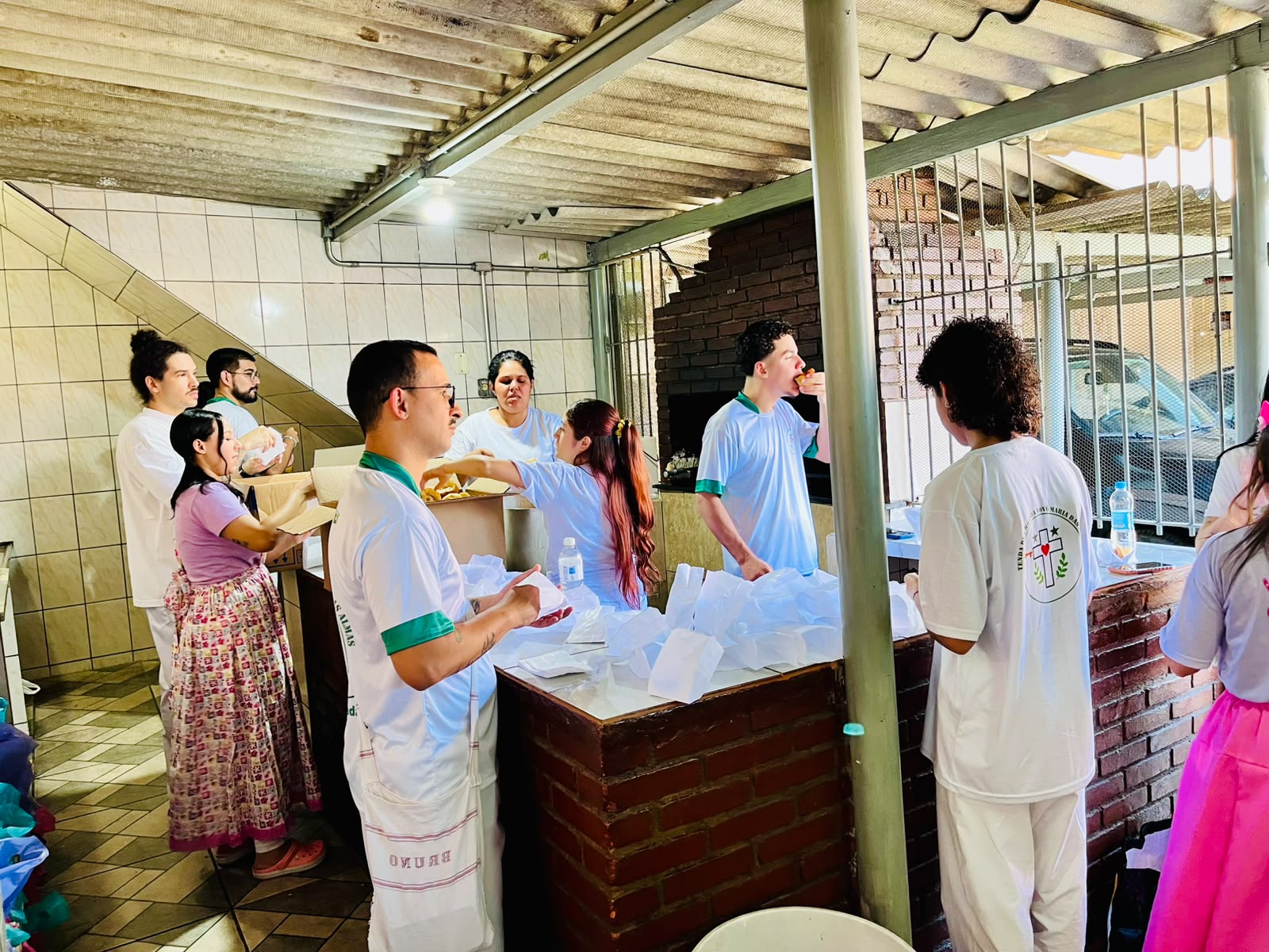 Equipe organizando a distribuição de alimentos durante a festa