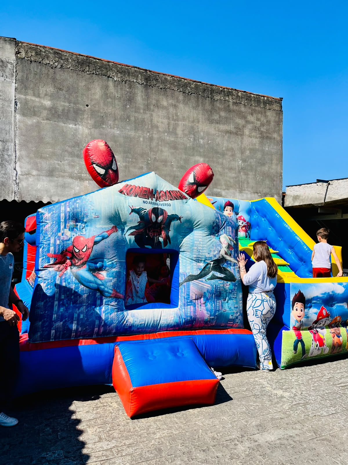 Brinquedos infláveis montados na área externa da festa