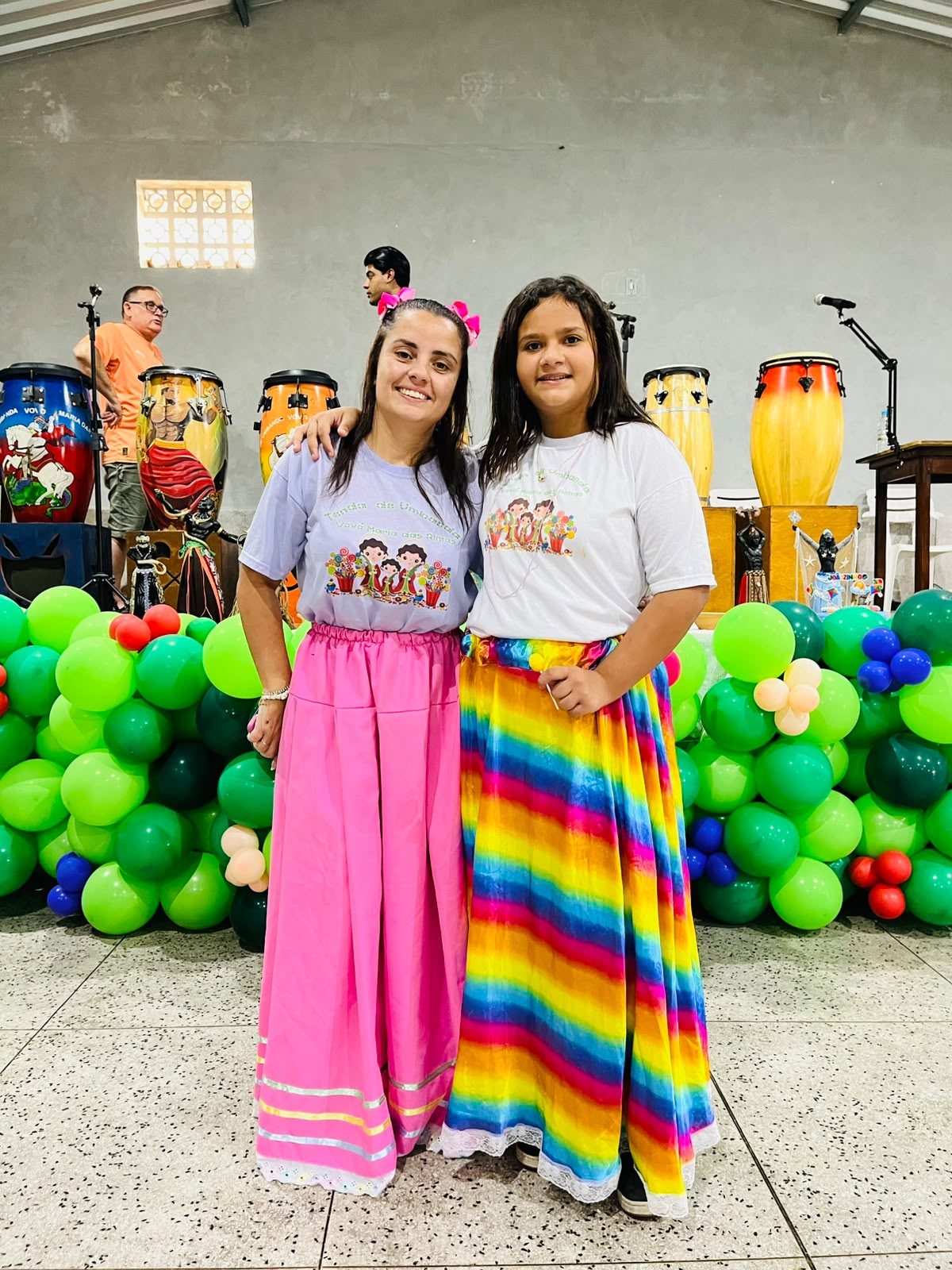 Duas pessoas sorrindo durante a festa