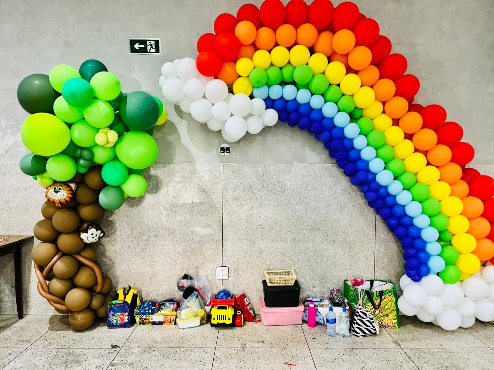 Arco de balões coloridos e decoração da festa