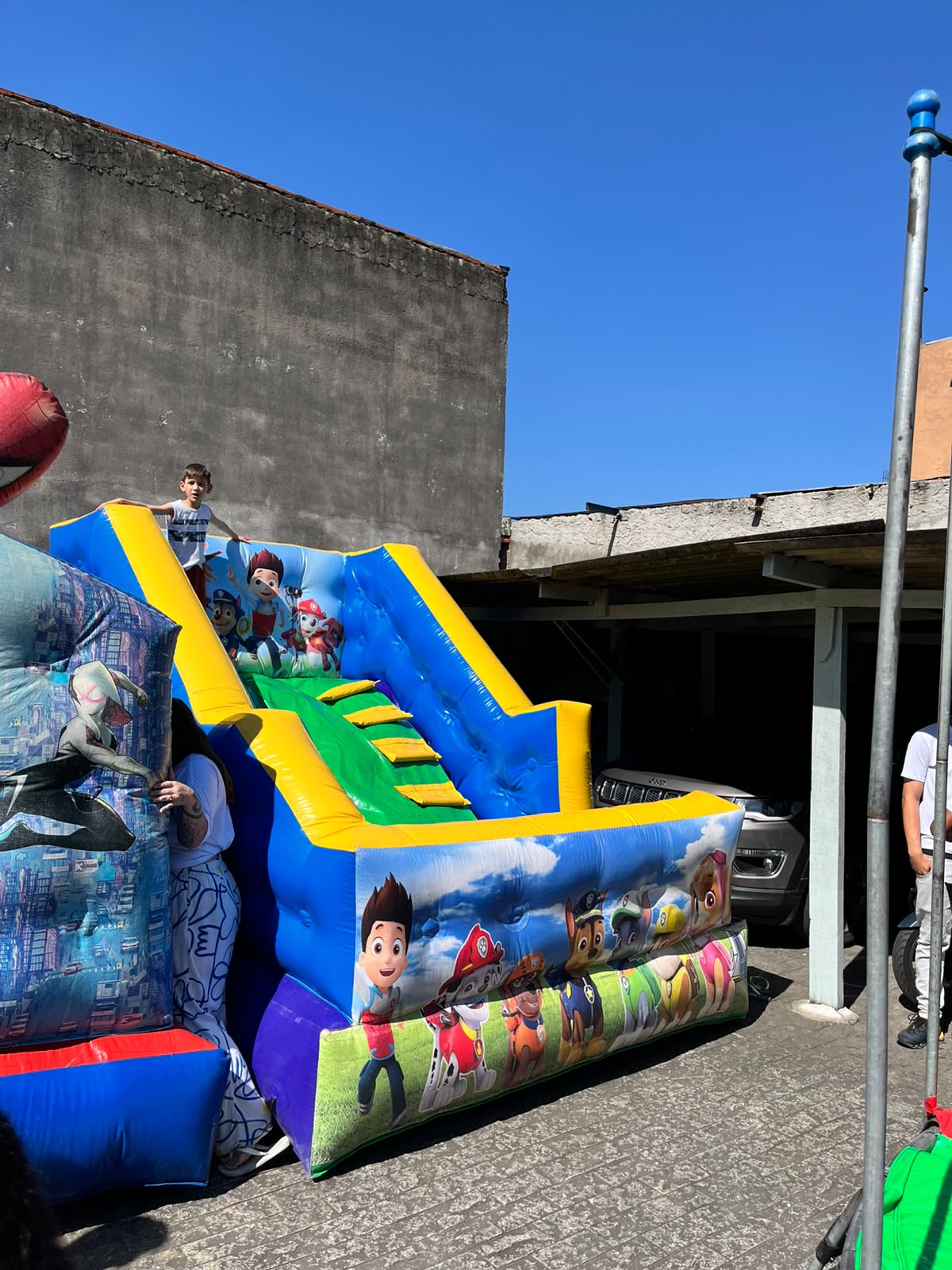 Escorregador inflável na área de brincadeiras da festa