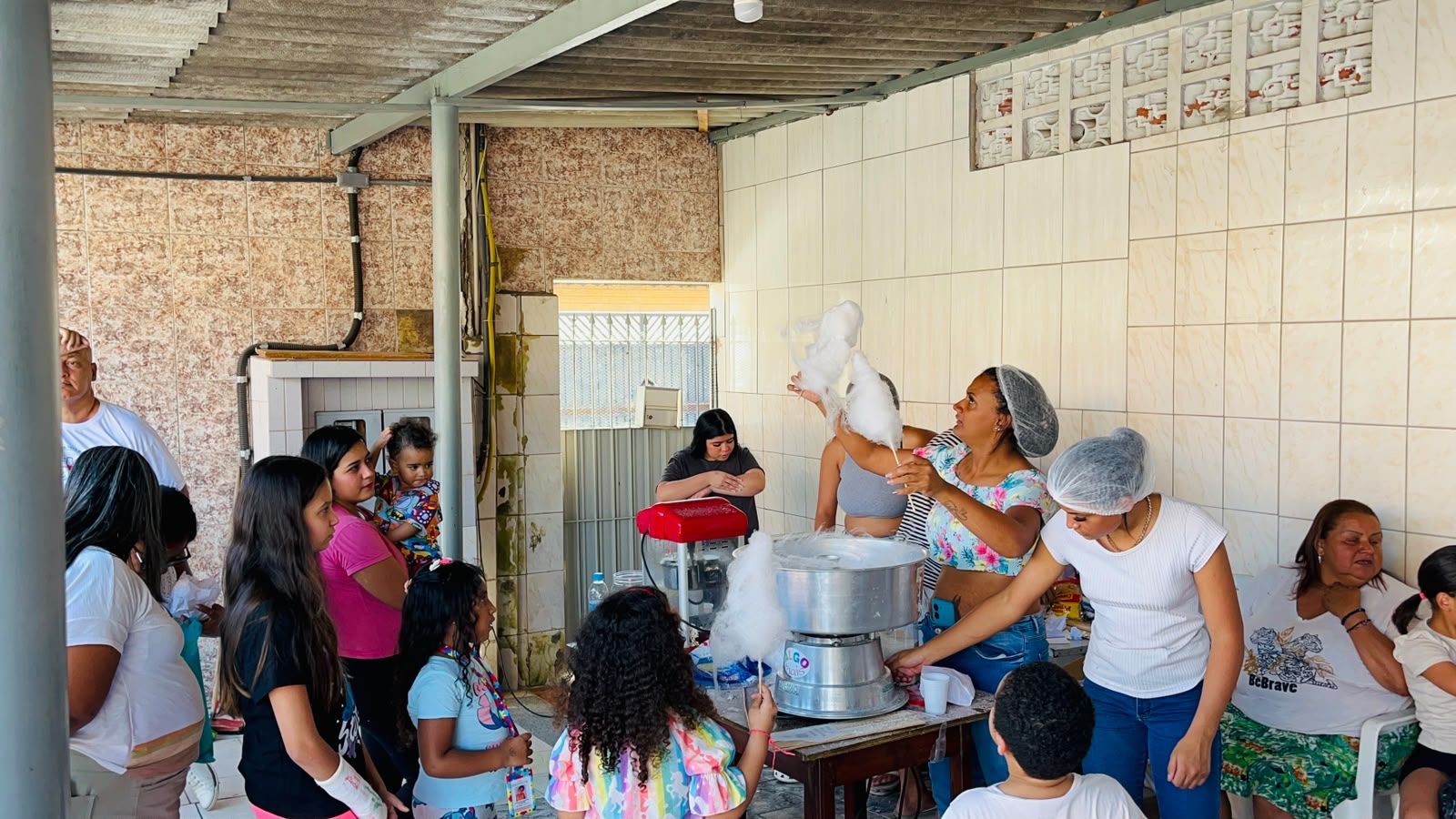 Preparação de algodão-doce para as crianças