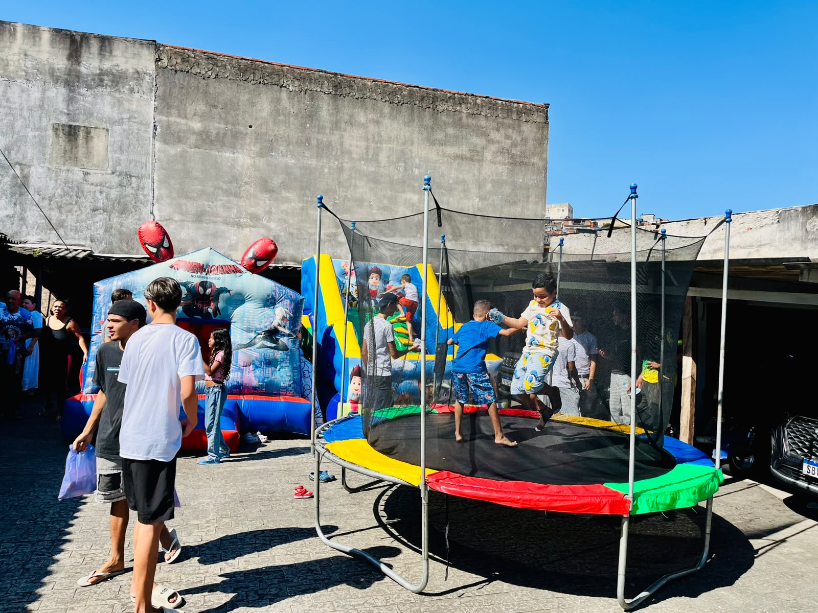 Cama elástica e brinquedos infláveis na festa