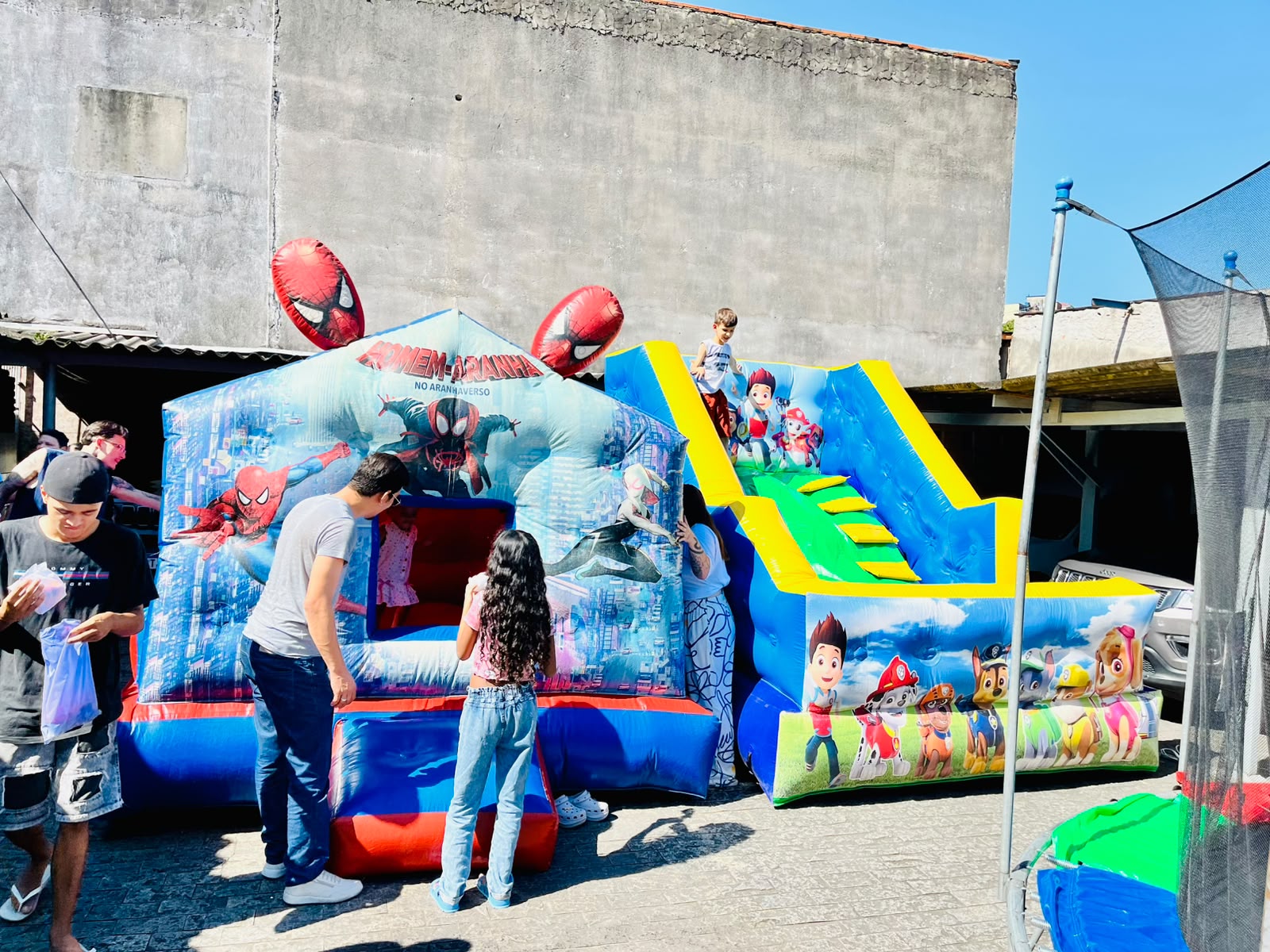 Área de brinquedos infláveis da festa
