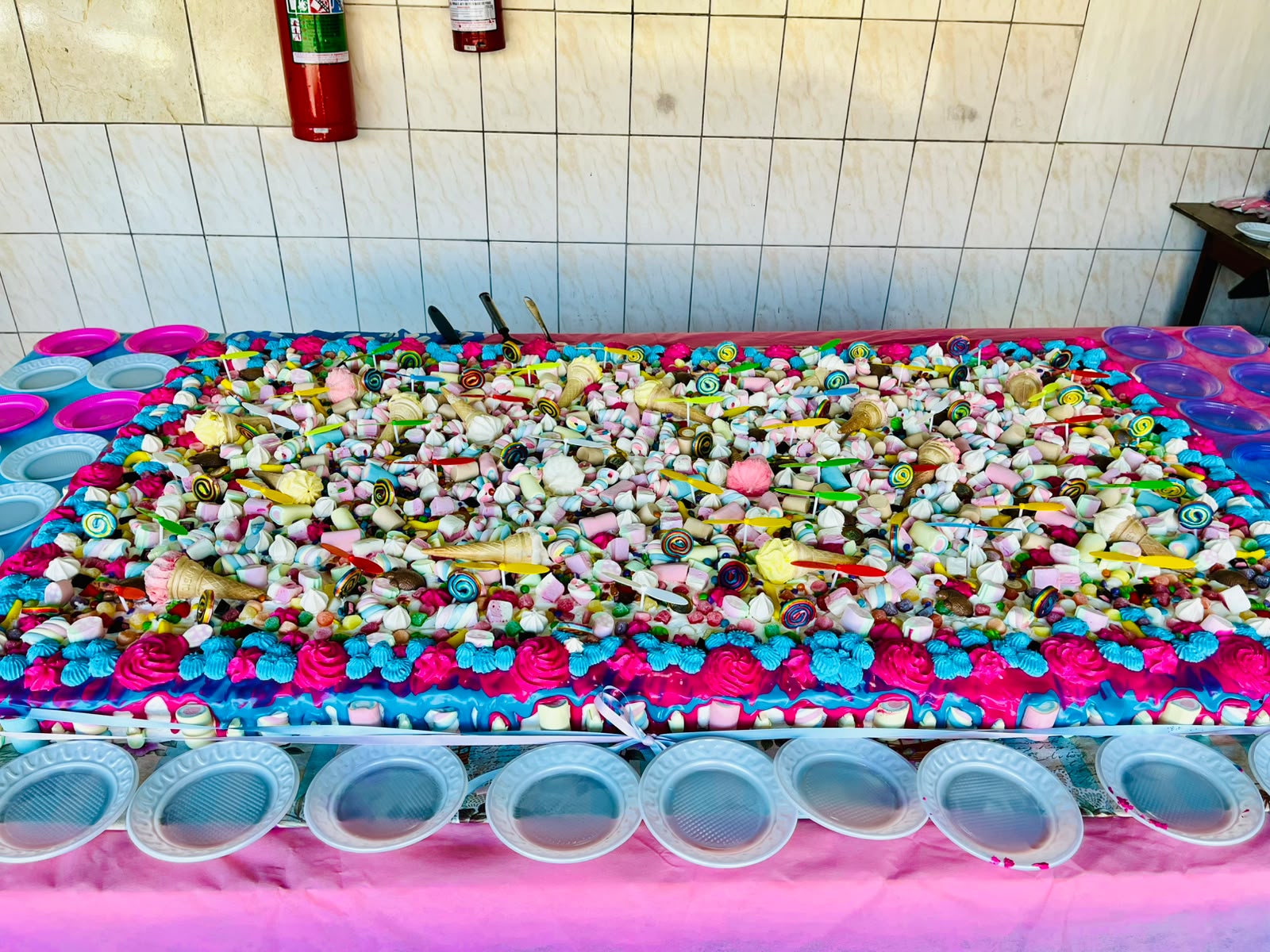 Mesa de doces coloridos preparada para a festa