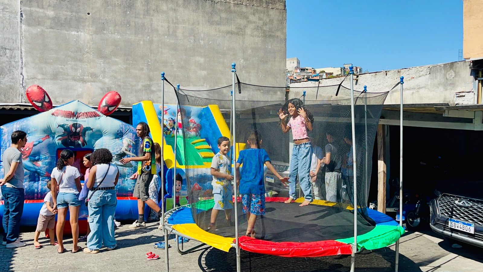 Crianças brincando na cama elástica durante a festa