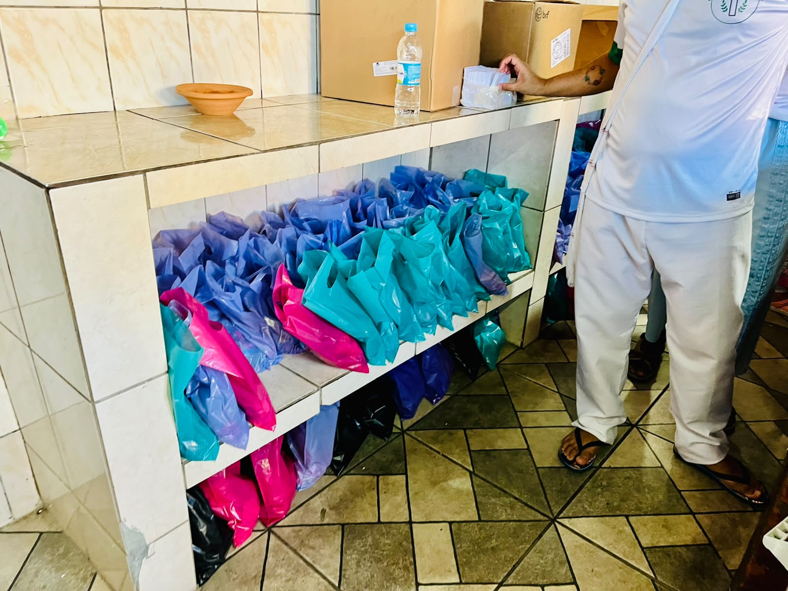 Sacolas de presentes prontas para distribuição