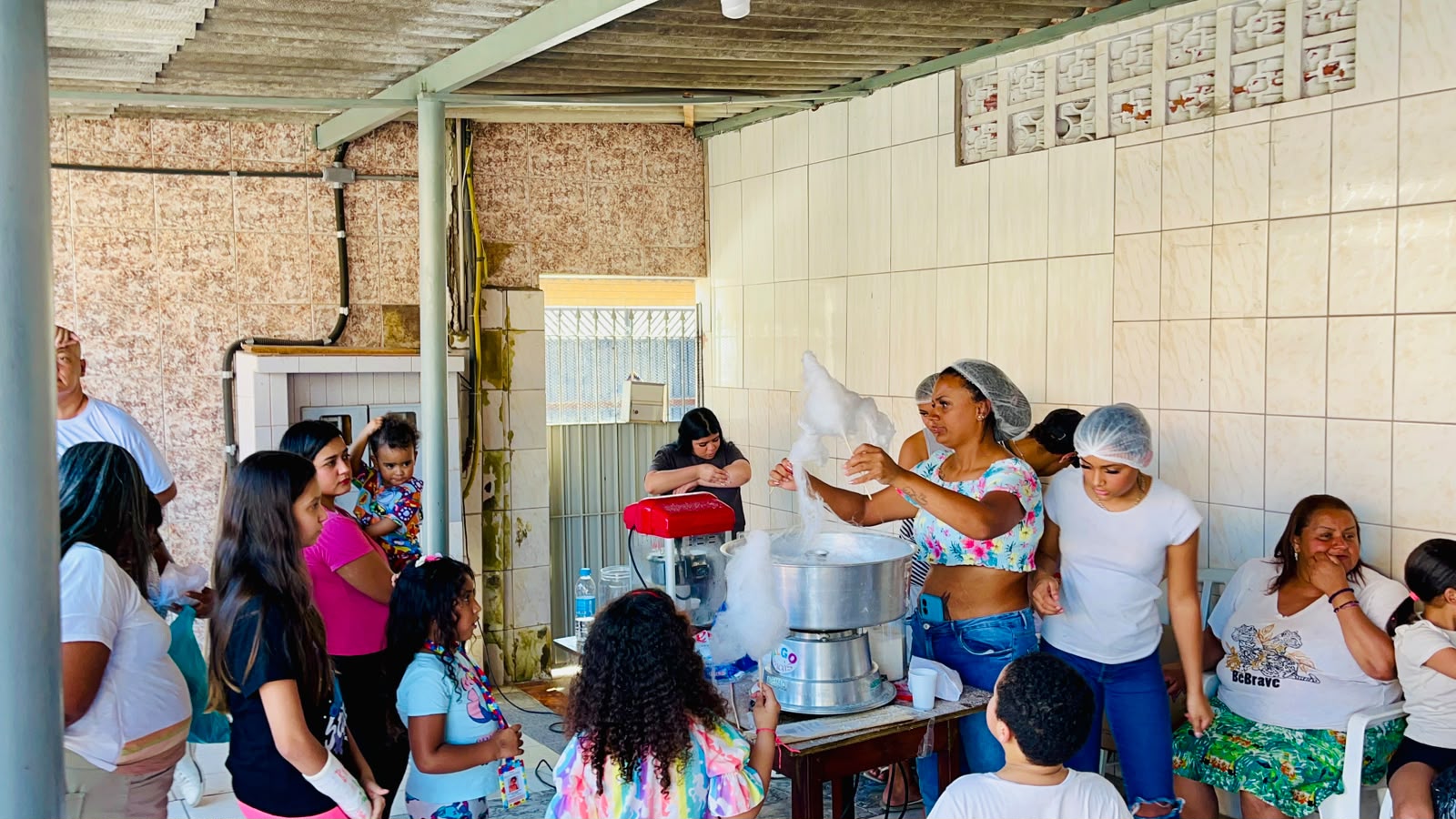 Distribuição de algodão-doce na festa