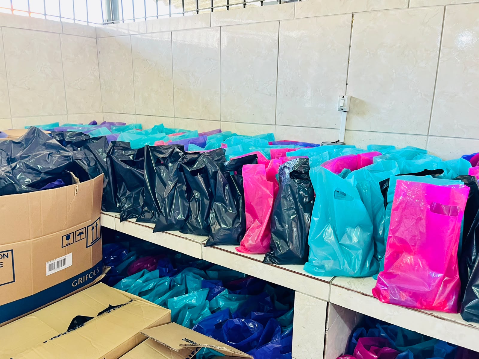 Sacolas de presentes organizadas em prateleiras