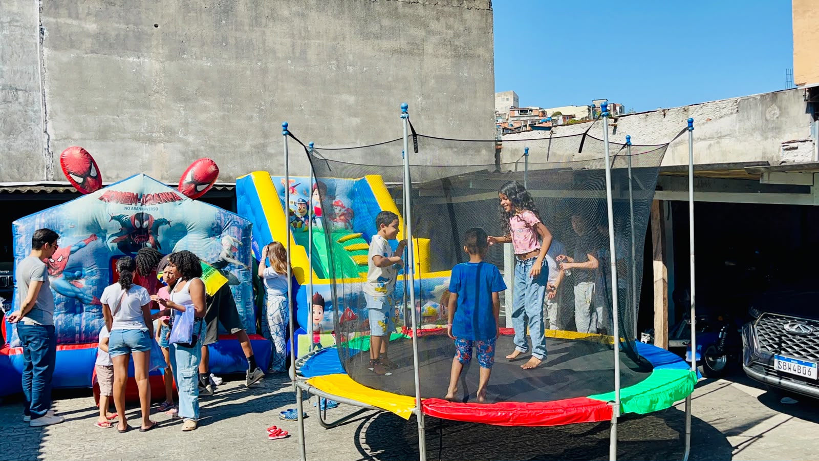 Brincadeiras na cama elástica durante a festa
